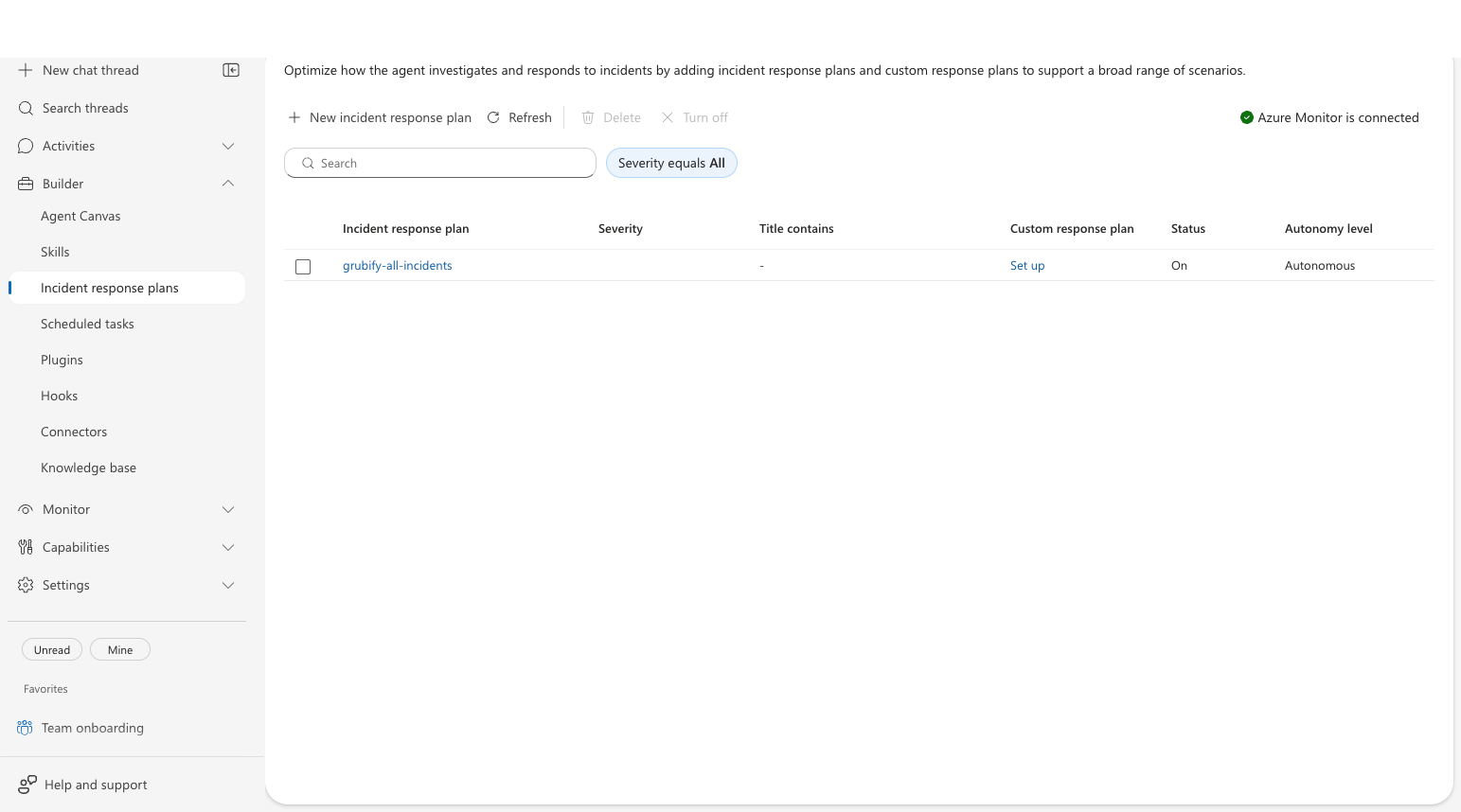 왼쪽 탐색의 Builder 메뉴가 펼쳐져 Agent Canvas, Skills, Incident response plans, Scheduled tasks, Plugins, Hooks, Connectors, Knowledge base 항목이 보이고 그중 Incident response plans가 선택되어 있다. 오른쪽 위에는 초록색 체크 아이콘과 함께 Azure Monitor is connected 문구가 있다. 표에는 계획 한 건이 있고 Status 열은 On, Autonomy level 열은 Autonomous로 표시되며, 위쪽에는 New incident response plan, Refresh, Delete, Turn off 버튼과 Severity equals All 필터가 있다.